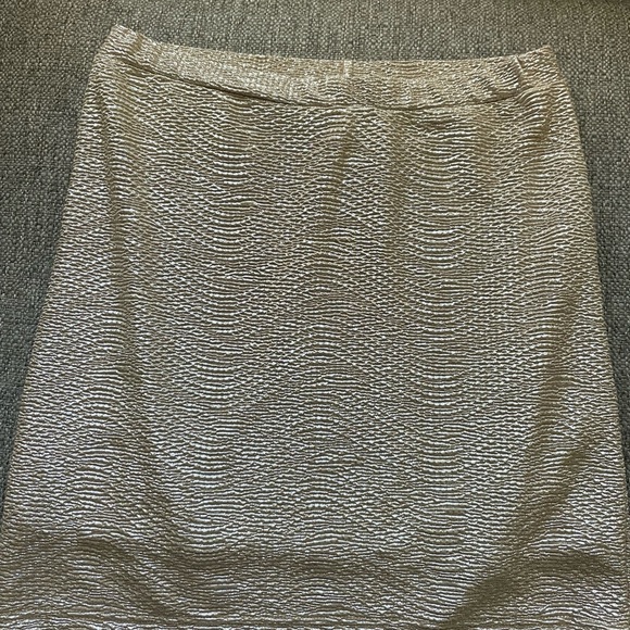 H&M woman’s mini skirt gold glittery in gently used condition Size M - Picture 5 of 7